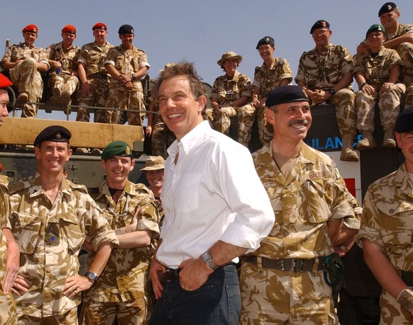 Toni Blair auf Truppenbesuch im Irak 2003.