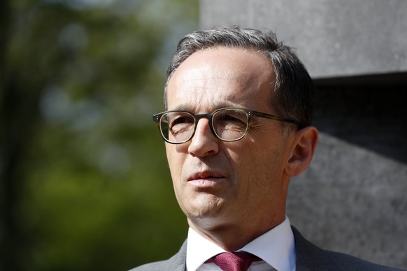 epa05932237 German Minister of Justice, Heiko Maas, takes part in a tribute with contemporary witnesses on the &#039;Memorial to Homosexuals Persecuted Under Nazism&#039;, in Berlin, Germany, 28 April ...