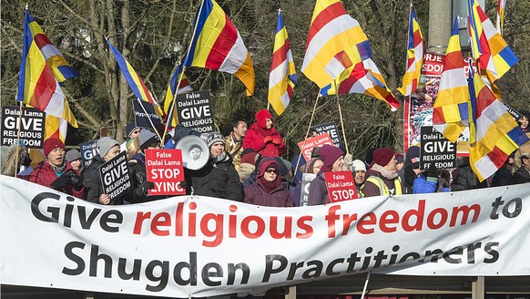 Protesters demonstrate against His Holiness the 14th Dalai Lama during his teachings in front of the St. Jakobshalle in Basel, Switzerland, on Saturday, February 7, 2015. (KEYSTONE/Georgios Kefalas)