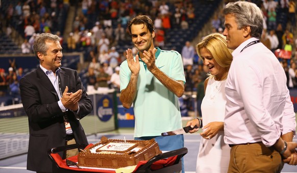Federer freut sich über den Geburtstagskuchen.