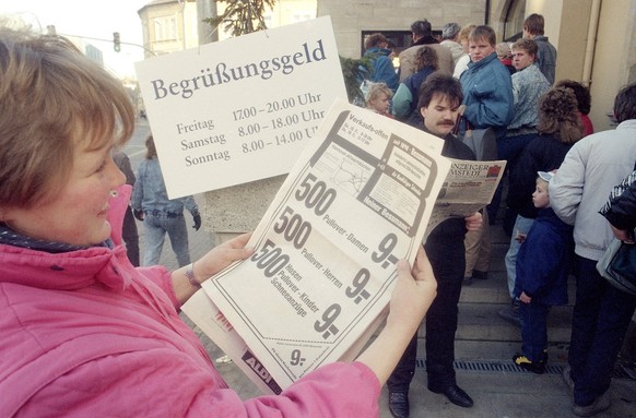 Warten auf das «Begrüssungsgeld»: Eine Frau liest am 18. November 1989 die Inserate für Besucher aus Ostdeutschland.