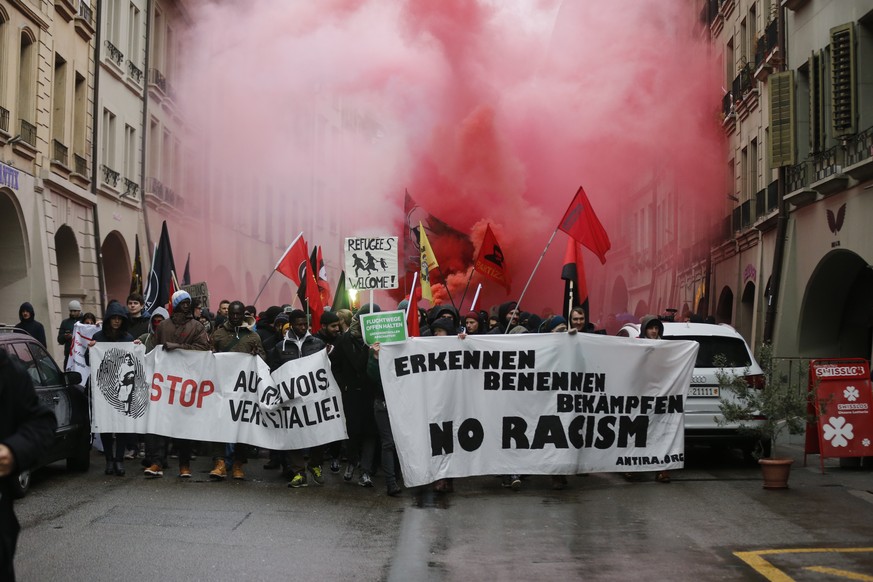 Mehrere hundert Personen demonstrieren in der Berner Innenstadt gegen Rassismus, am Samstag, 4. Februar 2017, in Bern. Die Teilnehmer der Protestaktion versammelten sich am fruehen Nachmittag auf dem  ...