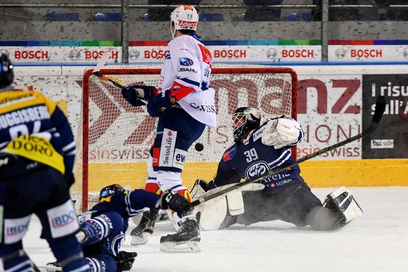 Zuerichs Mike Kuenzle, Mitte, schiesst das 0-4 Goal beim Eishockey Meisterschaftsspiel der National League A zwischen dem HC Ambri-Piotta und den ZSC Lions am Samstag, 21. Januar 2017, in der Valascia ...