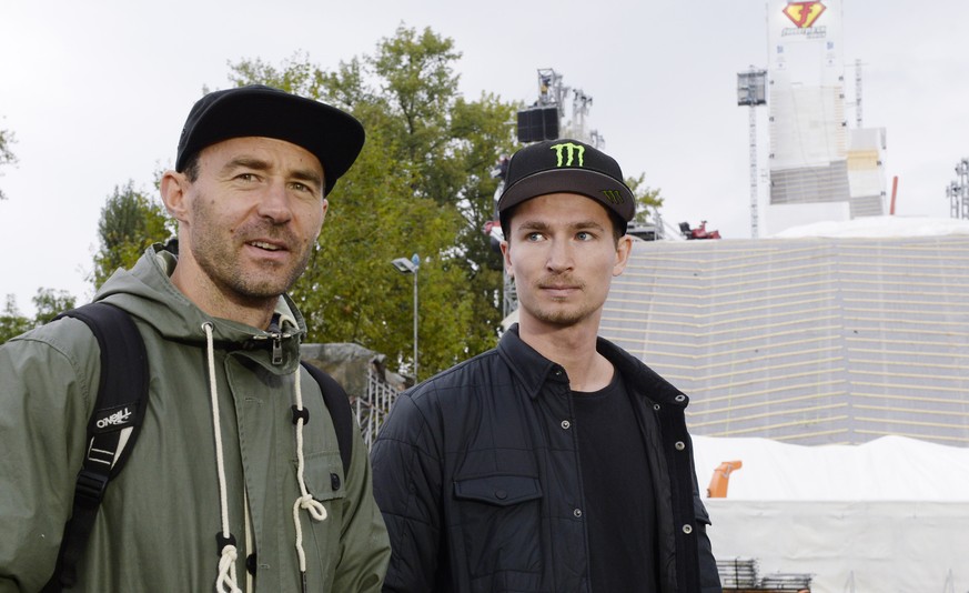 Gian Simmen und Iouri&nbsp;Podladtchikov vor der Big-Air-Schanze auf der Landiwiese.