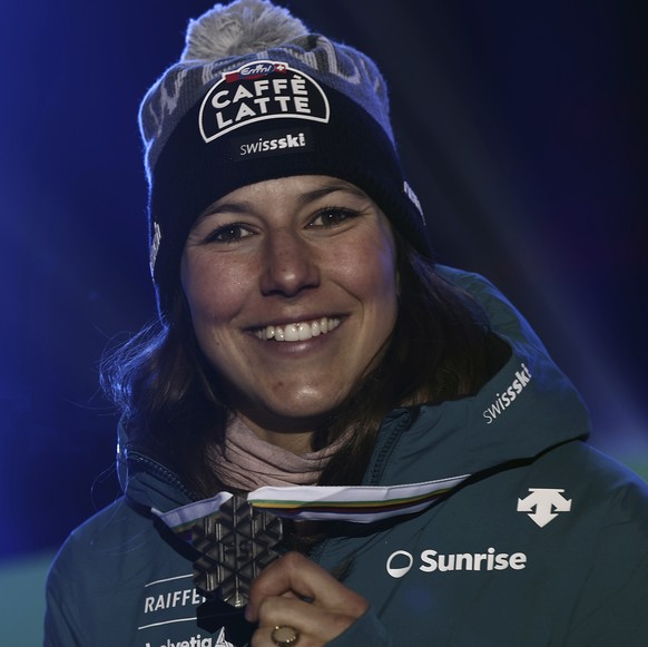 Nachrichten Linkding Switzerland's Wendy Holdener shows the silver medal of the alpine ski, women's World Championship combined race, in Meribel, France, Monday, Feb. 6, 2023. (AP Photo/Gabriele Facciotti)