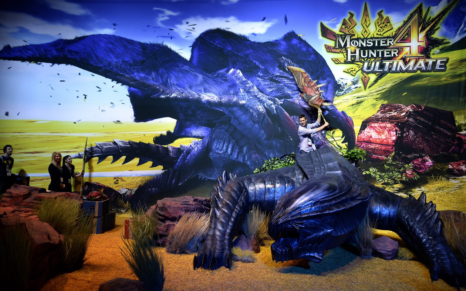 Angehende Monsterjäger übten sich am «Monster Hunter 4 Ultimate»-Stand mit einer Attrappe.