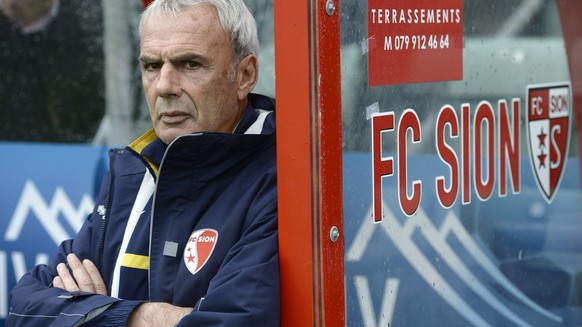 L&#039;entraineur valaisan Michel Decastel, lors de la rencontre de football de Super League entre le FC Sion et FC Luzern, ce dimanche, 7 octobre 2012, au stade de Tourbillon, a Sion. (KEYSTONE/Laure ...