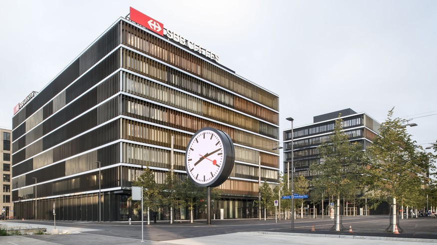 ZUR BILANZMEDIENKONFERENZ DER SBB, AM DONNERSTAG, 26. MAERZ 2015, STELLEN WIR IHNEN FOLGENDES ARCHIVBILD ZUR VERFUEGUNG - Die grosse Bahnhofsuhr vor dem neuen Hauptsitz der SBB (von Architekten Lussi  ...