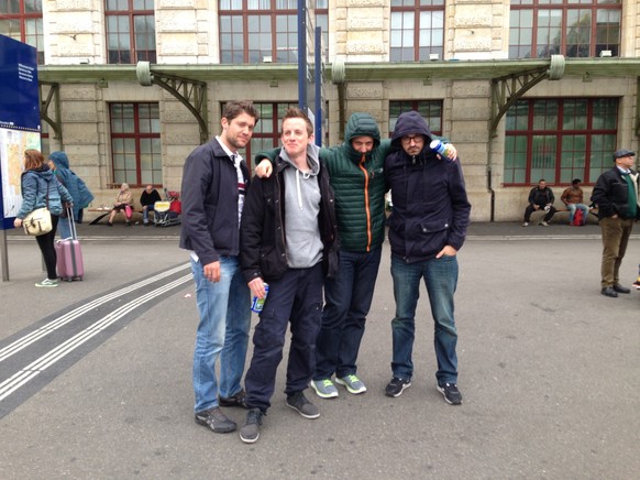 Keine renitenten Fussballfans, sondern das beinahe komplette watson-Sport-Team in voller Pracht vor dem Basler Bahnhof – einer musste ja das Foto schiessen. Von links: Fehr, Manser, Meile, Reich.