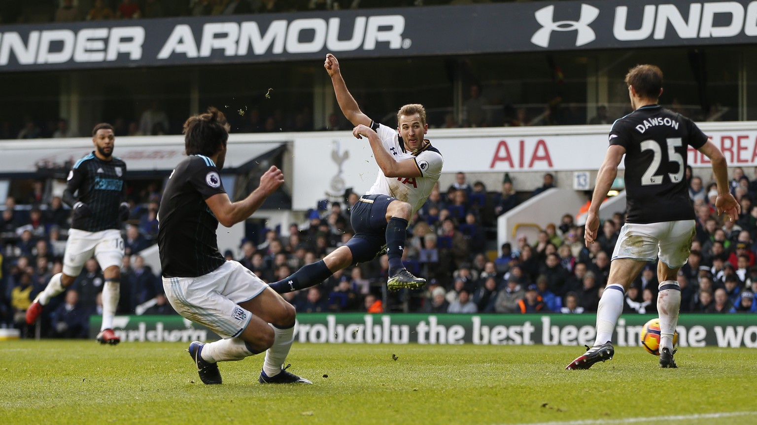 Britain Football Soccer - Tottenham Hotspur v West Bromwich Albion - Premier League - White Hart Lane - 14/1/17 Tottenham&#039;s Harry Kane scores their third goal Action Images via Reuters / Paul Chi ...