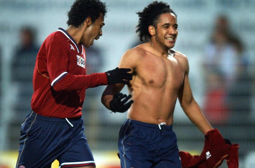 Jubel beim Torschuetzen Jean Beausejour, rechts, nach dem Treffer zum 1:3, und Silva Sales Edu, links, am Sonntag, 5. Dezember 2004, beim Fussball Super-League Spiel zwischen dem FC Schaffhausen und d ...