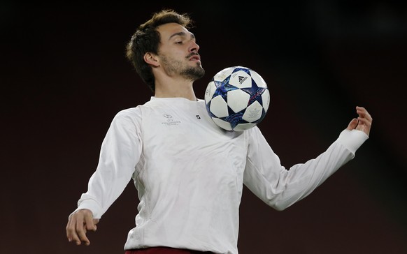 Bayern&#039;s Mats Hummels stops the ball during a training session one day ahead of the Champions League round of 16 second leg soccer match between Arsenal and Bayern Munich in London, England, Mond ...