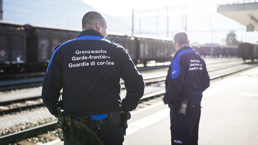 Grenzwaechter warten auf einen Zug, am Dienstag, 10. November 2015, am Bahnhof in Buchs. Im September kamen erstmals mehr Fluechtlinge an der Ostgrenze als im Tessin an. (KEYSTONE/Gian Ehrenzeller).