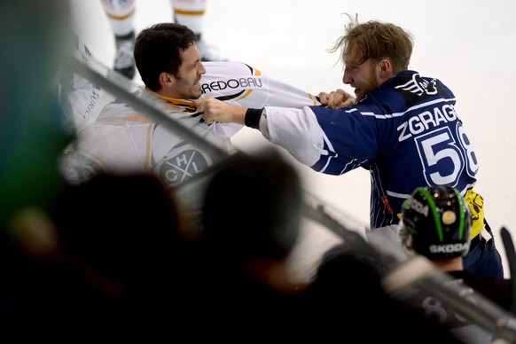 Beim Tessiner Derby ging's mal wieder heiss zur Sache: Ambri Jesse Zgraggen und Luganos Maxim Lapierre geben sich auf die Kappe.