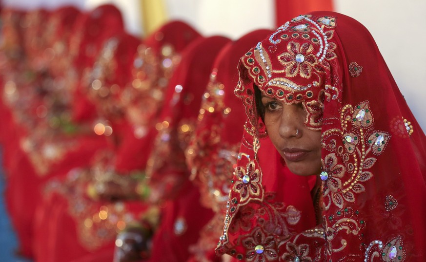epa04064794 A Indian Muslim bride dressed in traditional marriage attire take part in a mass marriage ceremony in Mumbai, India, 09 February 2014. Around 28 couples got married during the ceremony whi ...