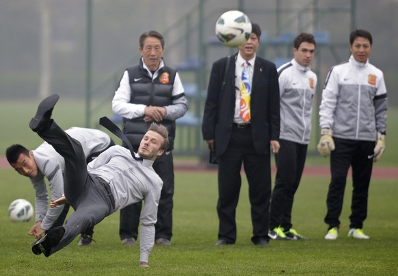 Da rutschte der gute David Beckham 2013 bei der Präsentation seiner Fussball-Künste doch tatsächlich aus. Hihi.
