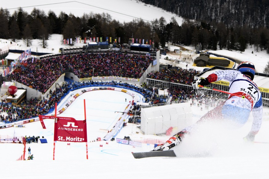 epa05799368 Switzerland&#039;s Loic Meillard speeds down the slope during the second run of the men Giant Slalom race at the 2017 FIS Alpine Skiing World Championships in St. Moritz, Switzerland, 17 F ...