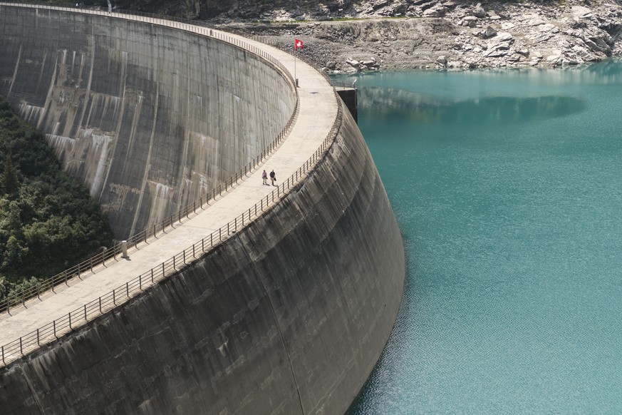 ARCHIVBILD ZUR MEDIENKONFERENZ DER WIRTSCHAFTSVERBAENDE GEGEN DIE ENERGIESTRATEGIE 2050, AM MONTAG, 20. MAERZ 2017 - Blick auf den Zervreila-Stausee, aufgenommen am Dienstag, 11. August 2015, in Vals. ...