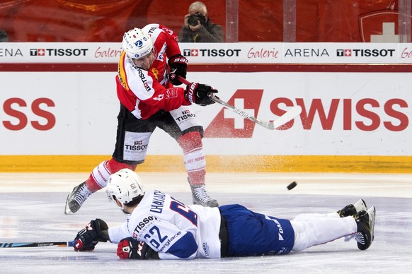 epa05678927 Switzerland&#039;s Vincent Praplan (up) fights for the puck with France&#039;s Florian Chakiachvili (down) during the Swiss Ice Hockey Challenge 2016 between Switzerland and France, at the ...