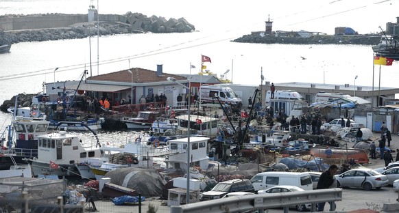 Ambulanzen und Rettungskräfte im Hafen von Rumeli Feneri an der Mündung zum Schwarzen Meer.