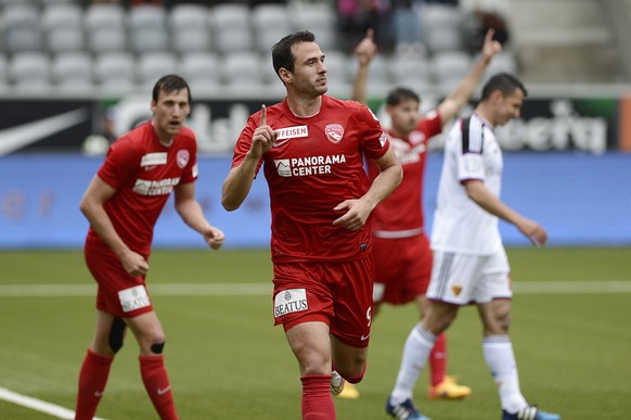 Berat Sadik bejubelt seinen Kopfball-Treffer gegen den Meister.