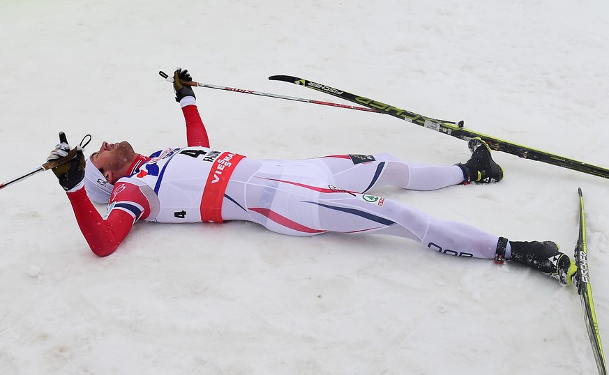 Petter Northug muss sich ab der Freude erst einmal hinlegen.