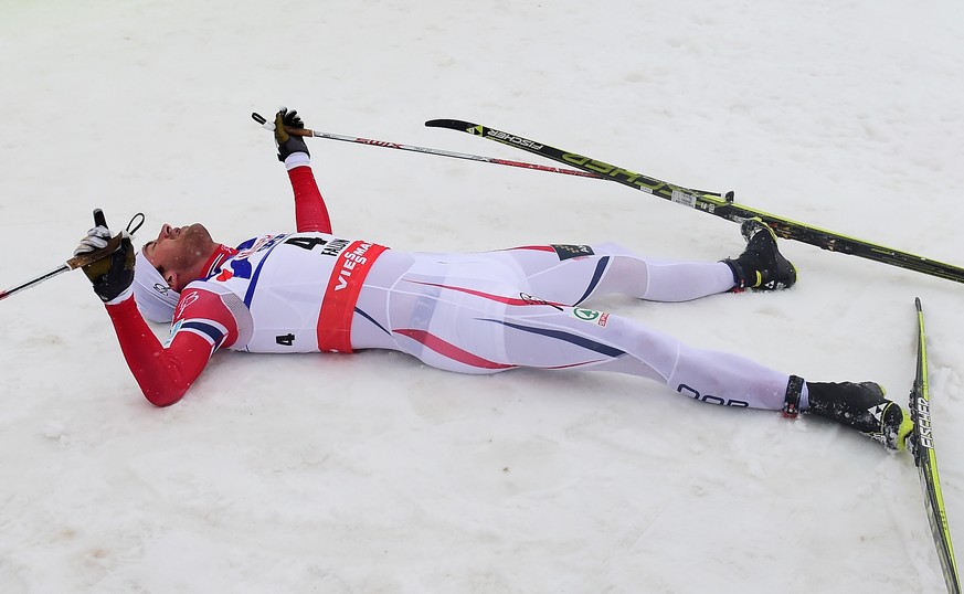 Petter Northug muss sich ab der Freude erst einmal hinlegen.