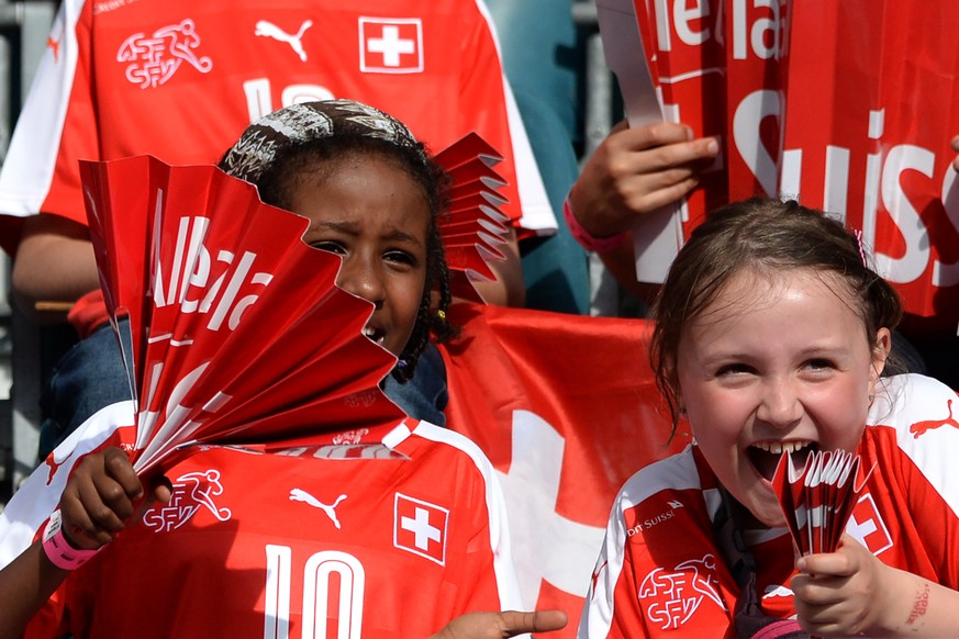 Die Schweizer Fans haben im Cornaredo in Lugano ihren Spass.