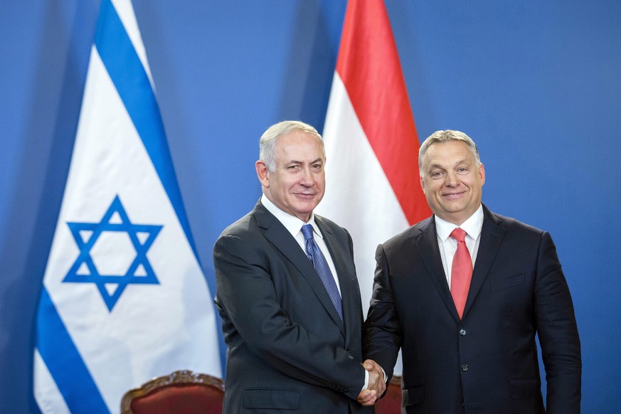 epa06094356 Staying on a four-day official visit in Hungary, Israeli Prime Minister Benjamin Netanyahu (L) shakes hands during a joint press conference with his Hungarian counterpart Viktor Orban (R)  ...