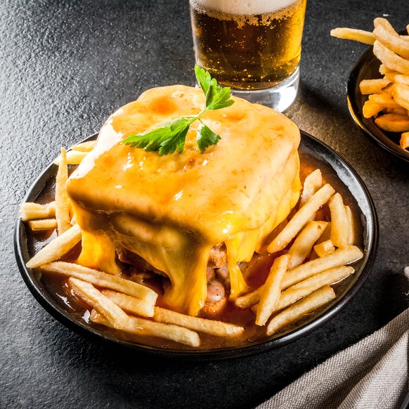 francesinha porto portugal portugiesische küche essen food käse sandwich schinken würste wurst pommes frites kartoffel snack bier essen food fleisch brot