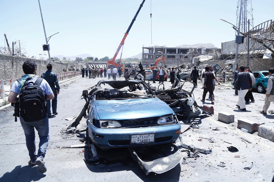 epaselect epa06000661 A view of the destruction caused by a suicide bomb attack in Kabul, Afghanistan, 31 May 2017. At least 80 people were killed and over 350 were wounded in a suicide bomb attack ne ...