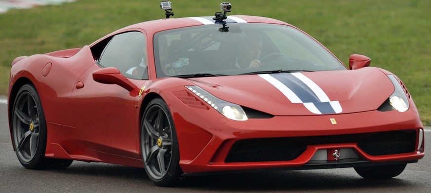 Sebastian Vettel in einem&nbsp;Ferrari 458 Speciale. Der Deutsche hat seinen Job noch.