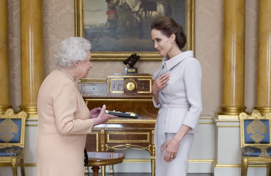 Her Gracefulness: Angelina Jolie bei der Queen.
