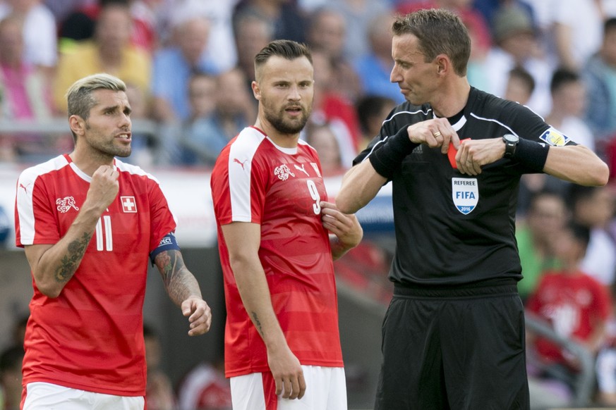 Ungläubige Gesichter bei Behrami und Seferovic nach der roten Karte.