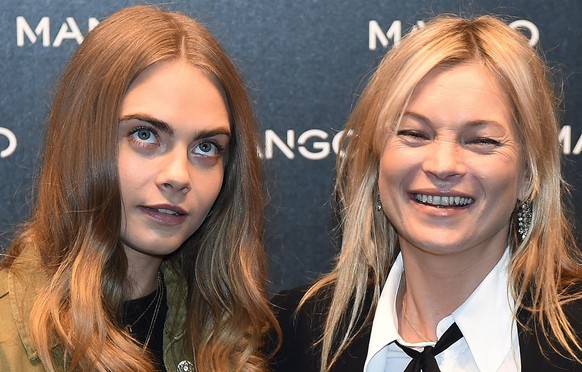 epa04944515 British models Cara Delevingne (L) and Kate Moss (R) pose for photographers during the inauguration of the new Mango store in Milan, Italy, 23 September 2015. EPA/DANIEL DAL ZENNARO