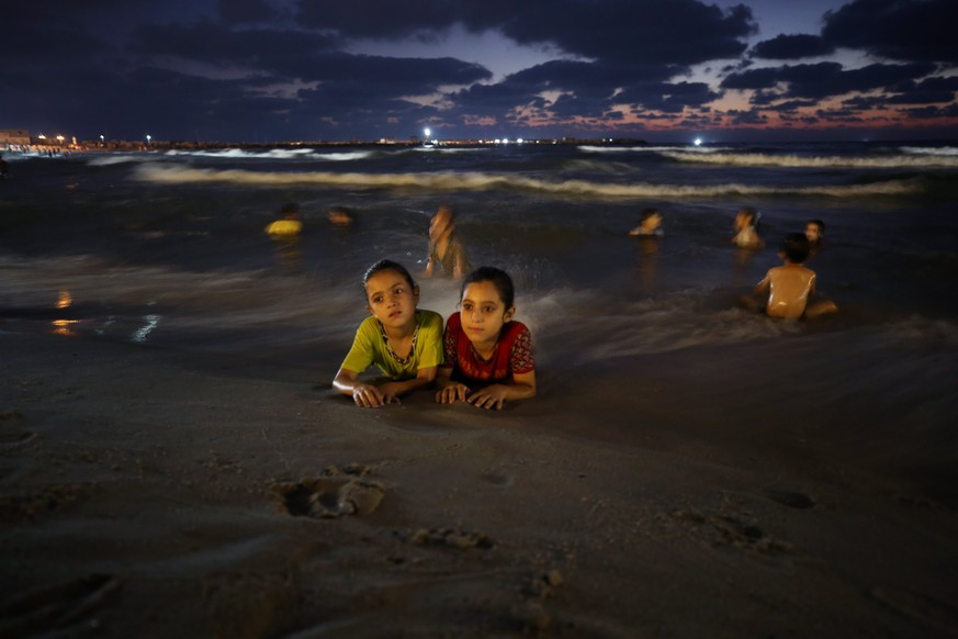 epa06119288 Palestinian children play in the water at the beach during a hot weather in Gaza City, 31 July 2017. More and more Gazans are falling ill from their drinking water, highlighting the humani ...