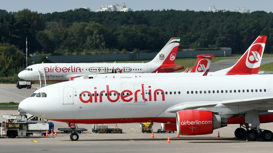 Flugzeuge von Air Berlin stehen am 12.09.2017 auf dem Flughafen Tegel in Berlin. Wegen Krankmeldungen zahlreicher Piloten hat Air Berlin am Dienstag Dutzende Flüge abgesagt. (KEYSTONE/DPA/Paul Zinken)