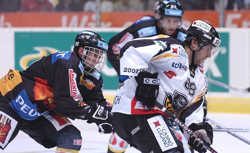 Nachrichten Linkding Lugano's Romy Kevin, Mitte, im Kampf gegen die Berner Patrik Stefan, hinten, und Roman Josi, links, im Eishockeyspiel der National League zwischen dem SC Bern und dem HC Lugano, am Freitag, 21. S ...