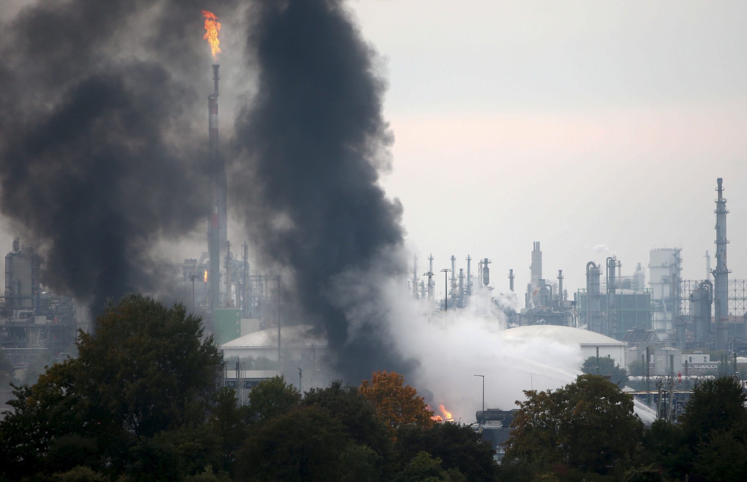 epa05588811 A dark cloud of smoke rises from the compound of the BASF company in Ludwigshafen, Germany, 17 October 2016. Several people have been injured in an explosion on the chemical company&#039;s ...