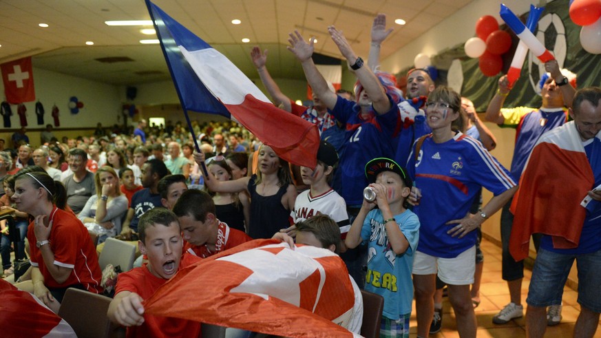 «Hopp Schwiiz!» und «Allez les Bleus!» Schweizer und französische Fans schauen sich gemeinsam das WM-Spiel ihrer beiden Mannschaften im Sommer 2014 in Brasilien an.