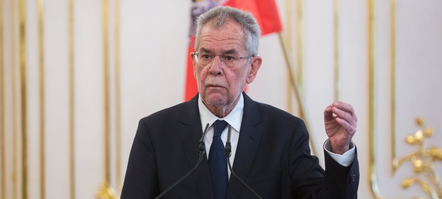 epa05928607 Austrian President Alexander Van der Bellen gestures while speaking during a joint news conference with Slovakian President Andrej Kiska (not pictured) after their meeting in Bratislava, S ...