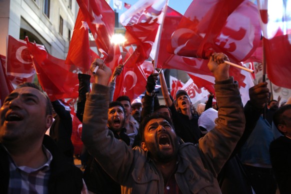 epa05911422 Supporters of Turkish President Erdogan celebrate as preliminary results of the constitutional referendum are announced in Istanbul, Turkey, 16 April 2017. State-run news agency Anadolu re ...