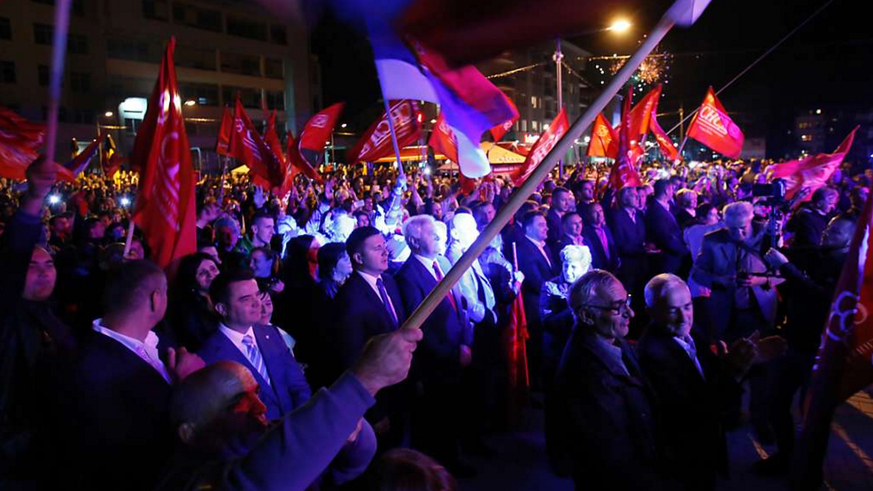 Jubel bei bosnischen Serben, die nach offiziellen Angaben mit 99,8 Prozent für die Beibehaltung ihres umstrittenen «Nationalfeiertages» stimmten. Foto: KEYSTONE/AP/AMEL EMRIC