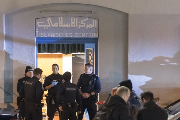 Polizisten sichern den Bereich vor dem Gebetszentrum, aufgenommeen am Montag, 19. Dezember 2016, in Zuerich. Bei der Schiesserei in der Naehe des Zuercher Hauptbahnhofs wurden drei personen verletzt.  ...