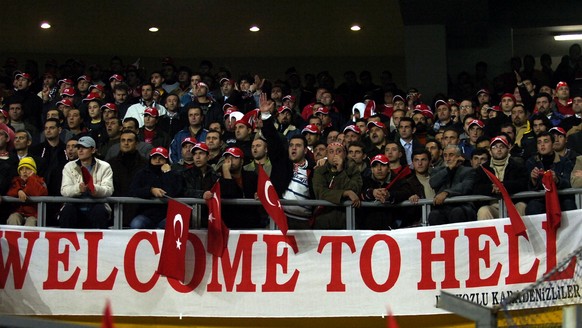 Spruchband der türkischen Anhänger im Stadion: «Willkommen in der Hölle!»