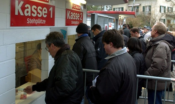Freunde des FC Aarau Sstehen Schlange an der Kasse ihres finanziell angeschlagenen Vereins, vor dem Fussballspiel der NLA zwischen dem FC Aarau und dem FC Thun, am Sonntag, 8. Dezember 2002 auf dem Br ...