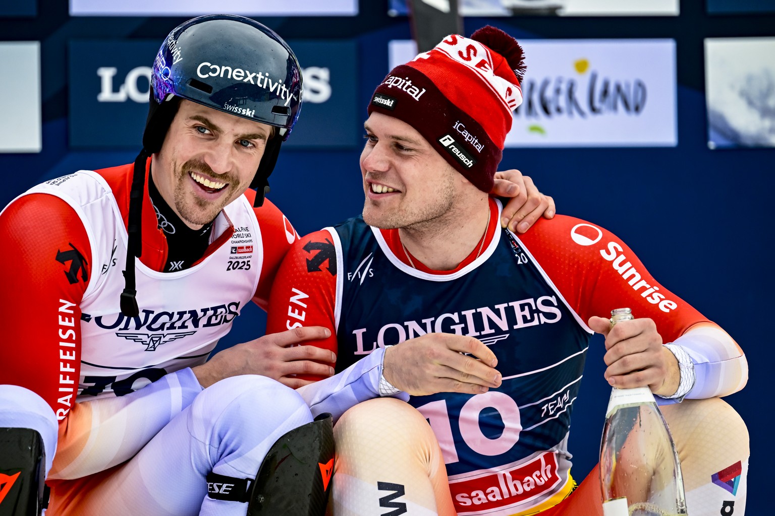 Nachrichten Linkding Bronze medalists Marc Rochat of Switzerland and Stefan Rogentin of Switzerland, celebrate with Swiss team members during the podium ceremony of the men's Team Combined at the 2025 FIS Alpine Worl ...