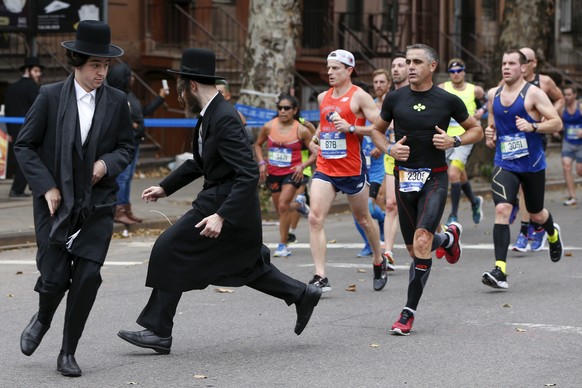 Auch ein wenig verirrt: Orthodoxe versuchen während des New York Marathons, eine Strasse zu überqueren.