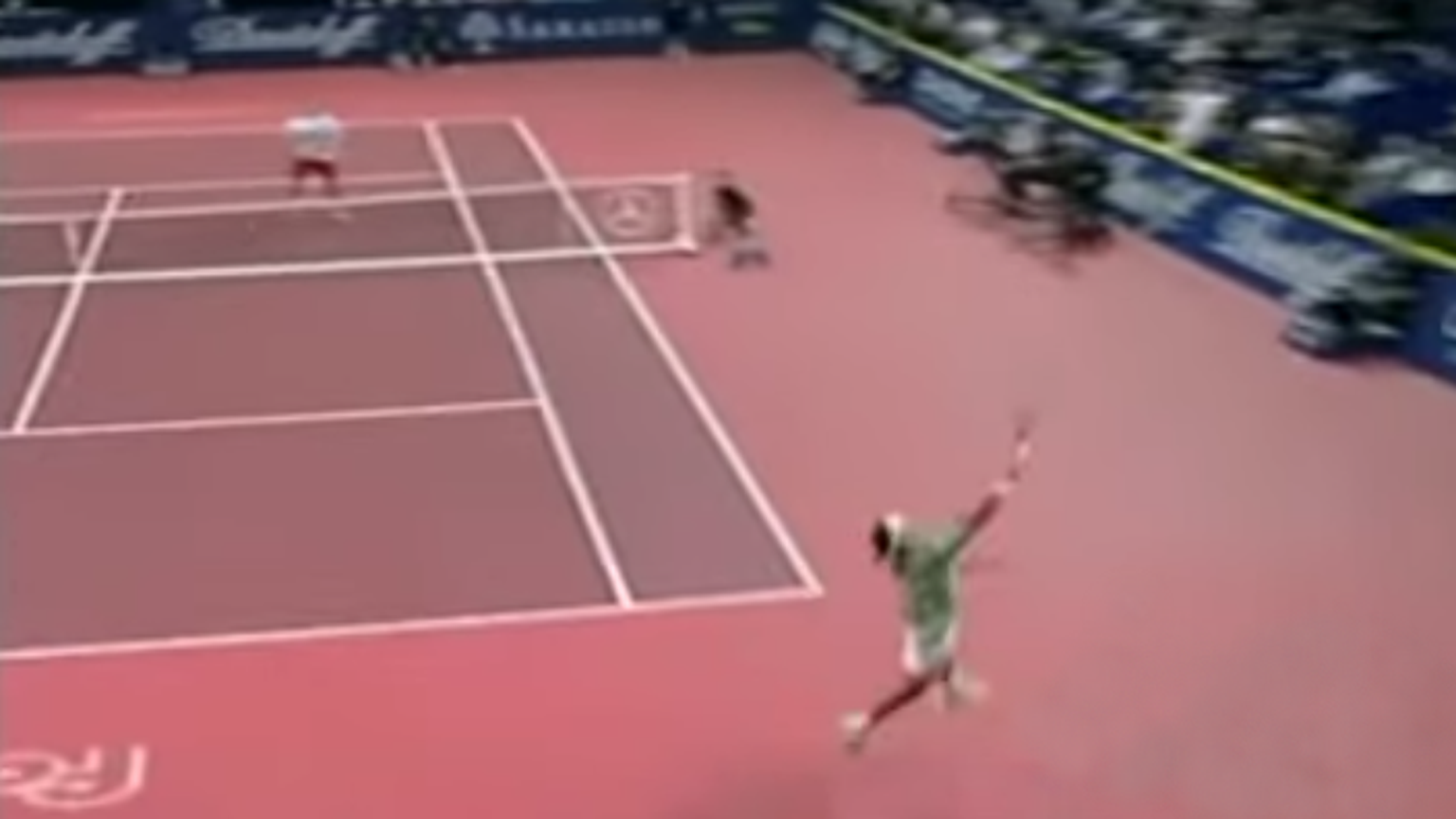Aus drei Metern Höhe hämmert Roger Federer seinem Gegenüber den Ball um die Ohren.