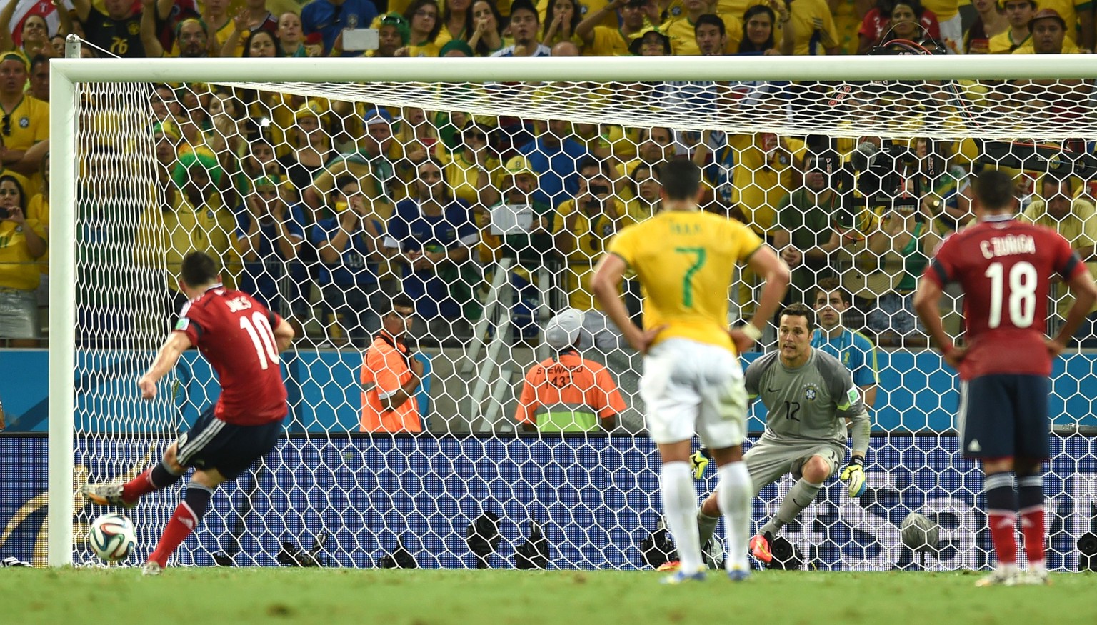 Rodriguez schickt Julio Cesar in die falsche Ecke.